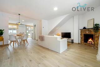Reihenhaus in Carrer d'enrico caruso 13. Casa ideal en la pineda, a un paso de la playa!