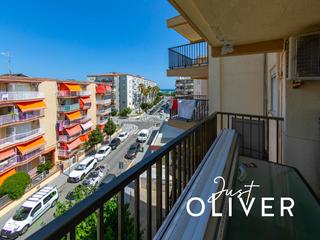 Etagenwohnung in Carrer de montserrat caball 11. Piso reformado en la pineda con vistas al mar y parking comunita