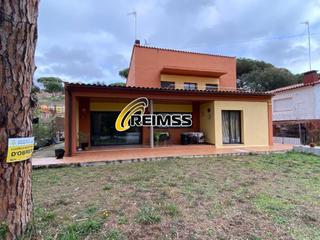 Casa a Maçanet de la Selva Poble. Hermosa casa con detalles de diseño, de 4 habitaciones en maçane