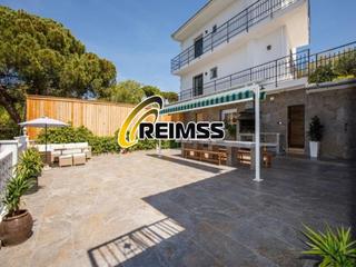 Casa a Mas Mora-Sant Daniel. Dos encantadoras casas con piscina, bosque privado y licencia tu