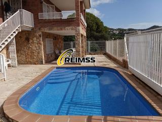 Casa a Canyelles. Casa con piscina y licencia turística en cala canyelles, costa b