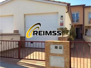 Casa a Caldes de Malavella. Encantador chalet adosado en venta en la prestigiosa caldes de m