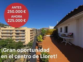 Pis a Centre. Espectacular ático con un gran balcón de 50 m2 en la costa brava