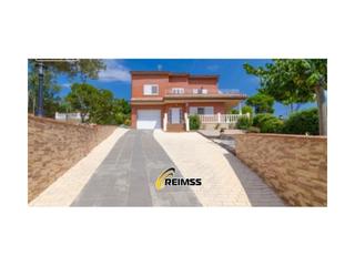 Casa a Residencial Park. Villa con piscina y casa de invitados