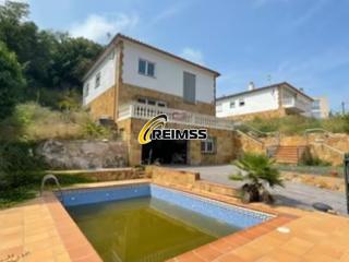 Maison à Serra Brava. Hermosa casa de 4 habitaciones con piscina y vistas al mar, en u