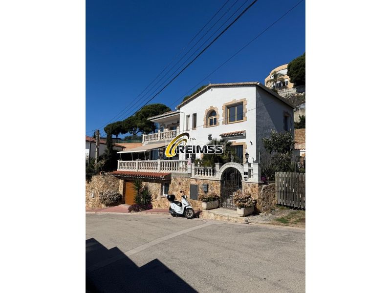 Foto 61b62713-21d5-4f84-aac2-8af9ff3e0af5. Casa amb aparcament a Canyelles Lloret de Mar