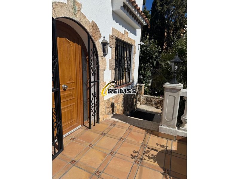 Foto c7908b50-4b10-4288-a6b2-e77310deee18. Casa amb aparcament a Canyelles Lloret de Mar