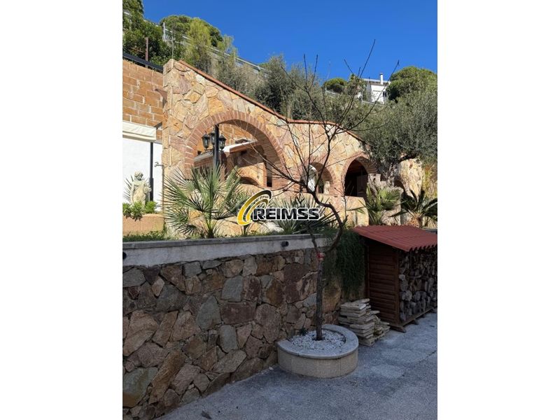 Foto fd6873b8-9b1f-477d-aac3-6ecb40fc3ec2. Casa amb aparcament a Canyelles Lloret de Mar