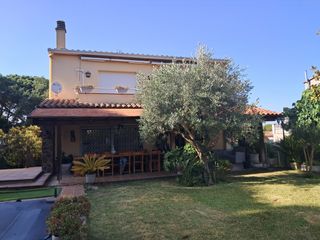 Haus  Calle pineda (ur mont-rei) 22. Casa unifamiliar aislada con piscina en montrei, llagostera