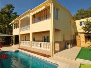 Casa  Avinguda nicolau cabanes, 6. Villa con apartamento independiente, piscina y vistas al mar en