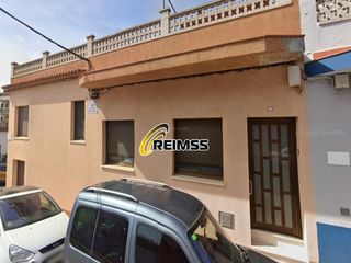 Casa  Calle cadi, 1. Edificio con dos viviendas independientes cerca del mar en malgr