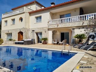 Casa  Avenida cantabria, 35. Casa de 5 habitaciones en calonge