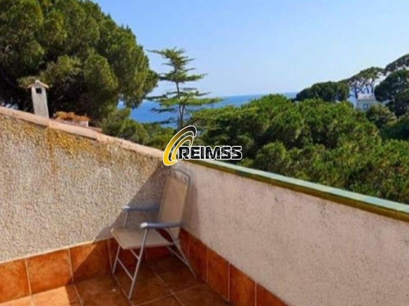 Foto 55a859a1-3c4a-40f0-b4ad-0d96886ad7d2. Casa dos casas adosadas de 4 hab en cala canyelles, , girona. en Lloret de Mar