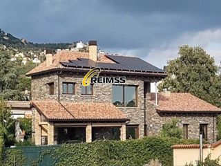 Casa  Calle llibertat 53. Casa moderna de piedra y madera con piscina, jard�n y placas sol