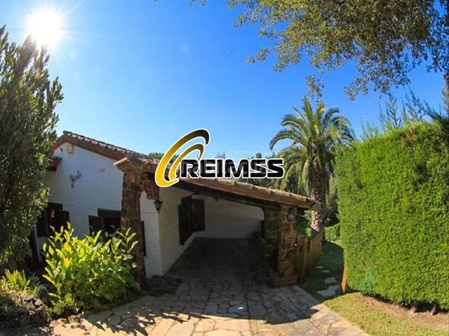 Foto a67afa08-c4aa-49e4-a01f-a5f4b2571c3f. Casa amb piscina a Cabanyes-Mas Ambrós-Mas Pallí Calonge