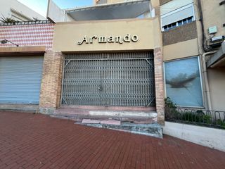 Local Comercial a Carrer de les agudes 24. Local ideal para convertir en vivienda al tener puerta interior