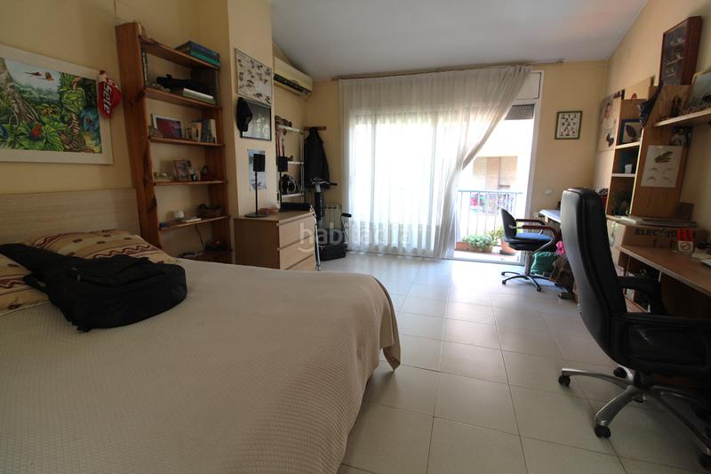 Foto df2e2852-a2b9-4b1d-8ffe-7a3d579e2f23. Semi detached house with heating parking in Estació de França Mollet del Vallès