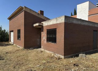 Chalet à Carrer del parc 63. Casa independiente para terminar a tu gusto en parcela esquinera
