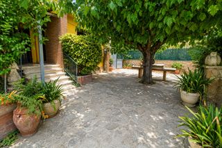 Haus in Caldes de Montbui. Casa unifamiliar en una sola planta con piscina, jardín y un ent