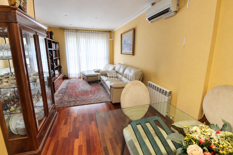 Foto c3a43403-6d47-4499-aa14-3f02258cfd65. Duplex with heating parking in Eixample Sabadell
