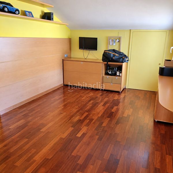 Foto f7433bf0-694e-40f3-b9e6-37bbcb29e9ff. Duplex with heating parking in Eixample Sabadell