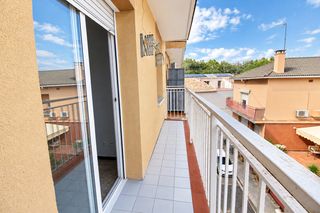 Etagenwohnung  Carrer de sant bonaventura. Piso amplio de 4 habitaciones con balcón en el centro de la llag