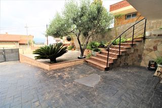 Chalet en Sant Fost de Campsentelles. Chalet con 4 habitaciones con parking y calefacción
