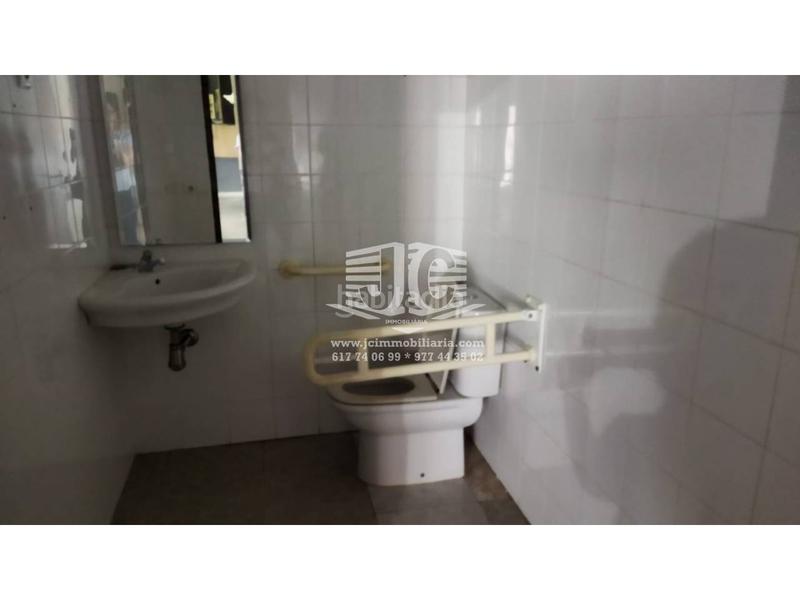 Foto e9705065-82ff-4f48-9a32-43055b240444. Location local commercial dans Tivenys