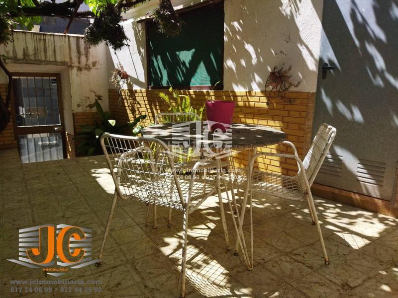 Foto a619b085-ecb2-44d5-886f-9d96c4b6528f. Casa amb aparcament a Tivenys