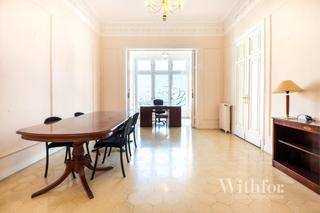 Location Bureau  Balmes. The banks