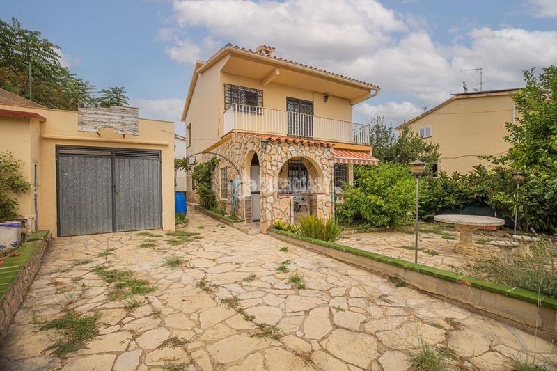 Foto f748fb02-fada-4f09-9e83-589649e8a59c. Casa amb calefacció aparcament a Centre Pineda de Mar