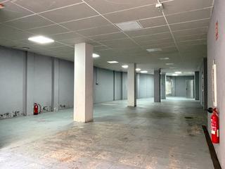 Local Comercial a Vinyets-Mol Vell. Local comercial junto pa. catalunya