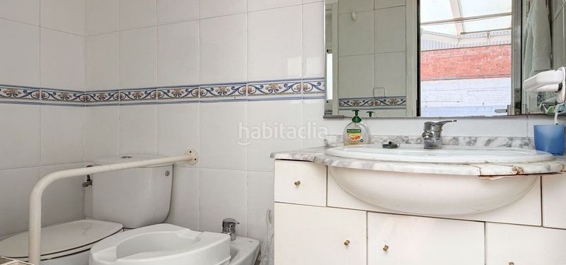 Foto 02f260b7-65f5-49a0-9371-012d3bcbf667. Casa amb calefacció a Centre Sant Boi de Llobregat
