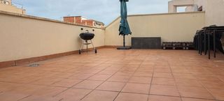 Pis a Centre. Ático con terraza a nivel de 23 m, ascensor y junto a ffcc