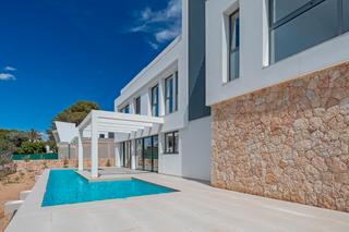 House in Son Verí. Espectacular villa de nueva construcción con vistas al mar en so