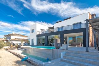 House in Llucmajor Interior. Villa de lujo con vista parcial al mar y licencia de alquiler en
