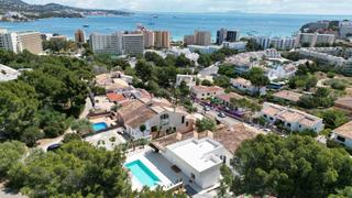 Rent House in Palmanova. Elegante villa con piscina en palmanova
