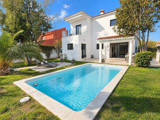 Casa a El Toro. Villa espaciosa con piscina en el toro