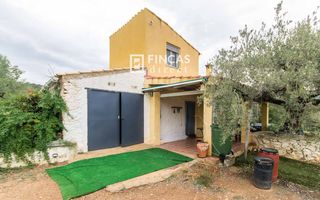 Mas�a  Rjhq+43. Hermosa finca con 2 casetas contiguas porche, garaje y pozo