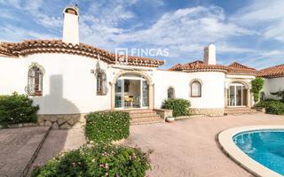 Xalet  Calle castilla. Chalet adosado en miami playa, 2 hab, piscina com, garaje, licen