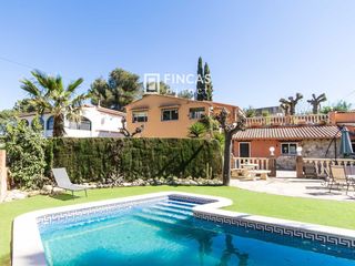 Chalet  Passatge els olivers. Amplia villa con piscina, alojamiento extra, estudio y espacioso