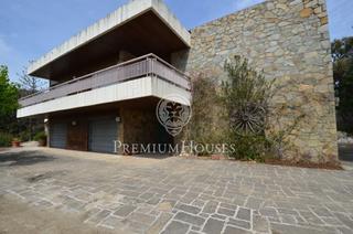 House in Cabrils. Casa en venta para reformar segregar parcela