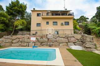Maison à Sant Cebrià de Vallalta. Casa en venta con piscina, jardín y vistas en sant cebrià de val