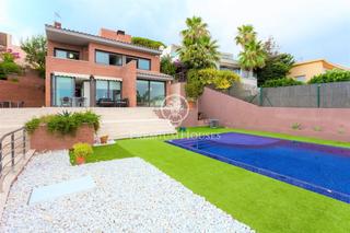 Casa a Calella. Casa en venta con inmejorables vistas mar y piscina en calella