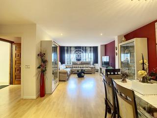 Duplex à Les Creus. Edificio en venta con ático dúplex de lujo y tres pisos independ