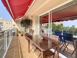 Haus in Les Creus. Venta de casa con local comercial y ascensor en pineda de mar