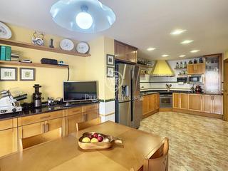 Casa en Les Creus. Venta de casa con local comercial y ascensor en pineda de mar