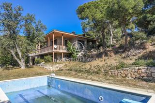 Maison à Cabrera de Mar. Casa en venta en plena montaña con piscina y vistas al mar en ca