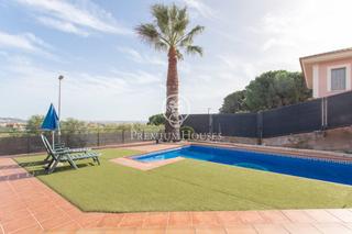 Casa a Calella. Casa en venta con vistas y piscina en calella
