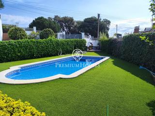 Casa a Sant Cebrià de Vallalta. Casa con espectaculares vistas al mar y licencia turística